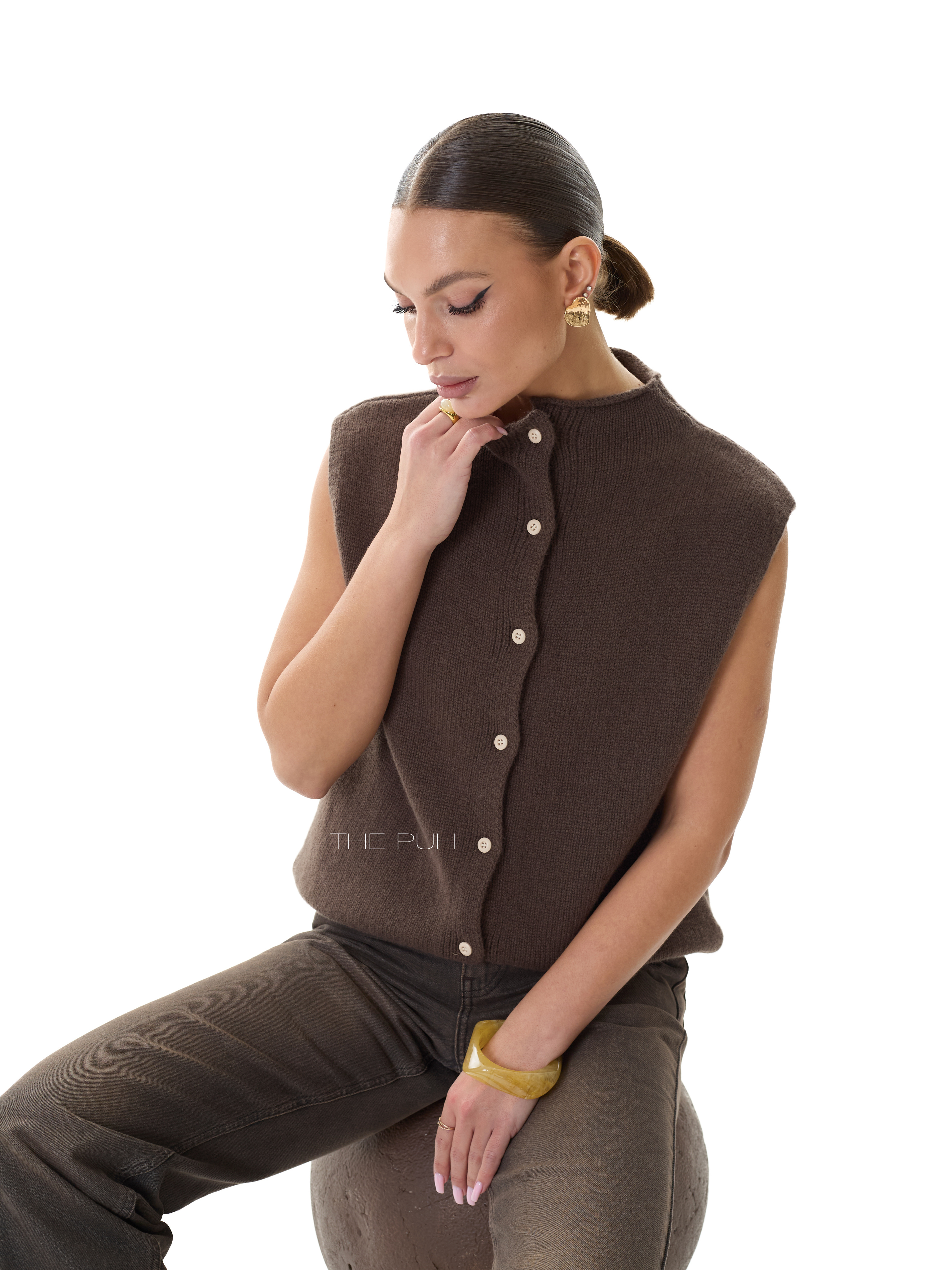 Шоколадный шерстяной жилет на пуговицах