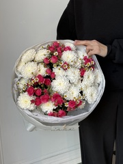 Букет из кустовой пионовидной розы, хризантемы и ромашки