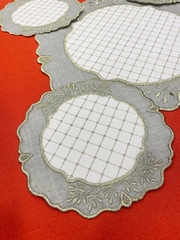 Столовый набор с вышивкой