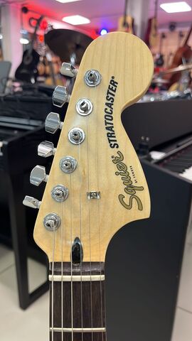 FENDER SQUIER Affinity Stratocaster HSS Pack LRL CFM комплект с комбоусилителем, чехлом и аксессуарами