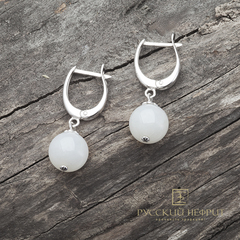 Серьги с белым нефритом Д 10мм.