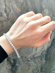 tennisnyj-braslet-dorozhka-iz-serebra-s-cirkonami-v-krapanovoj-zakrepke-shirina-4-mm