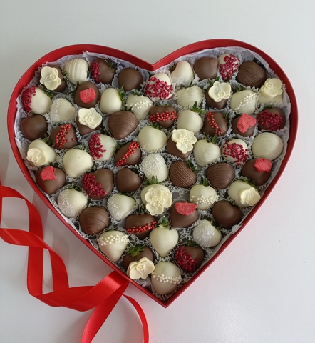 Большое сердце из клубники в шоколаде 40 см