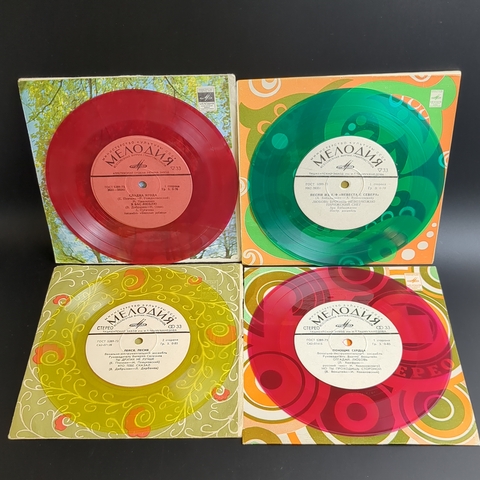 Набор из 4 цветных пластинок : ВИА Поющие сердца / ВИА Лейся, песня / песни из к/ф / Сладка ягода. 4 Виниловые пластинка 7 дюймов. Мелодия СССР.