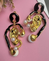 73345- Серьги УХО стиле Schiaparelli с подвесками и черной эмалью