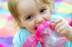 Чашка-непроливайка 180 мл с мягким носиком, ручками и откидывающейся крышкой, 6+ месяцев (синий)