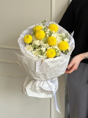 Букет из одноголовой хризантемы и маттиолы