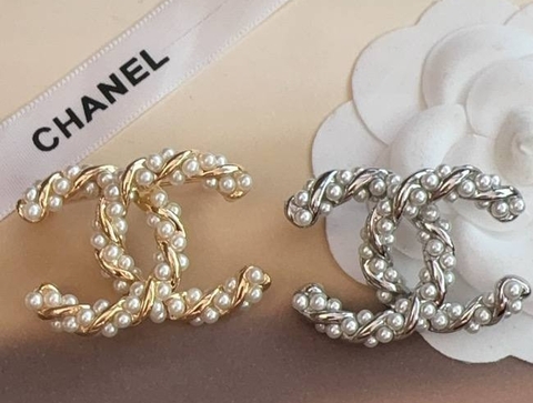 brosh-logotip-s-mikrozhemchugom-style-by-chanel