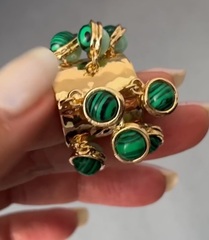 Акцентное кольцо SILVIA TOLEDANO с подвесками из лиоцела под малахит