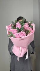 Букет из роз с датской елью