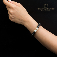 Браслет Классика из чёрного и белого нефрита. 10мм