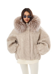 Бежевый текстильный пуховик объемного кроя