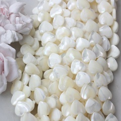 Перламутр натуральный, в форме сердца 15 мм, 1 нить ПР110