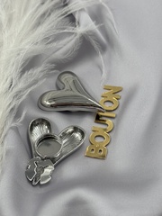 Накладка на пуговицу серебристая в форме массивного сердца