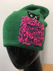 Зимняя шапка ANRU зеленая с котиком в розовом кармашке - это стильный и теплый головной убор, который станет отличным дополнением к вашему гардеробу.