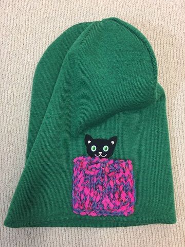 Зимняя шапка ANRU зеленая с котиком в розовом кармашке - это стильный и теплый головной убор, который станет отличным дополнением к вашему гардеробу.