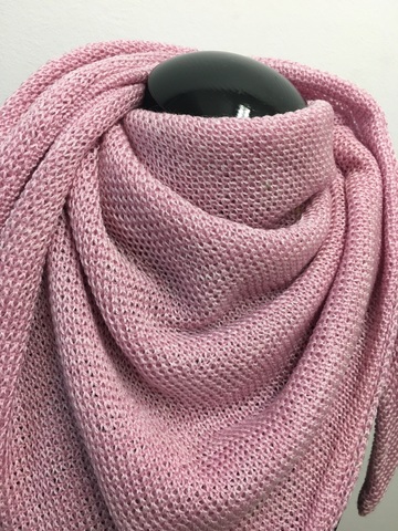 Цвет - светло-розовый меланж.   Шарф-бактус, вязаный платок, он же «косынка», представляет из себя треугольник со сторонами 90*130*90.