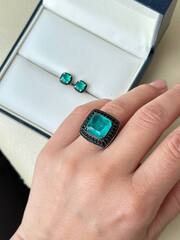 40065- Роскошное кольцо из серебра с кварцем цвета параиба и черными микроцирконами