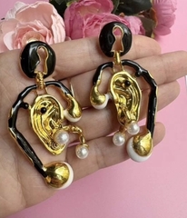 73345- Серьги УХО стиле Schiaparelli с подвесками и черной эмалью