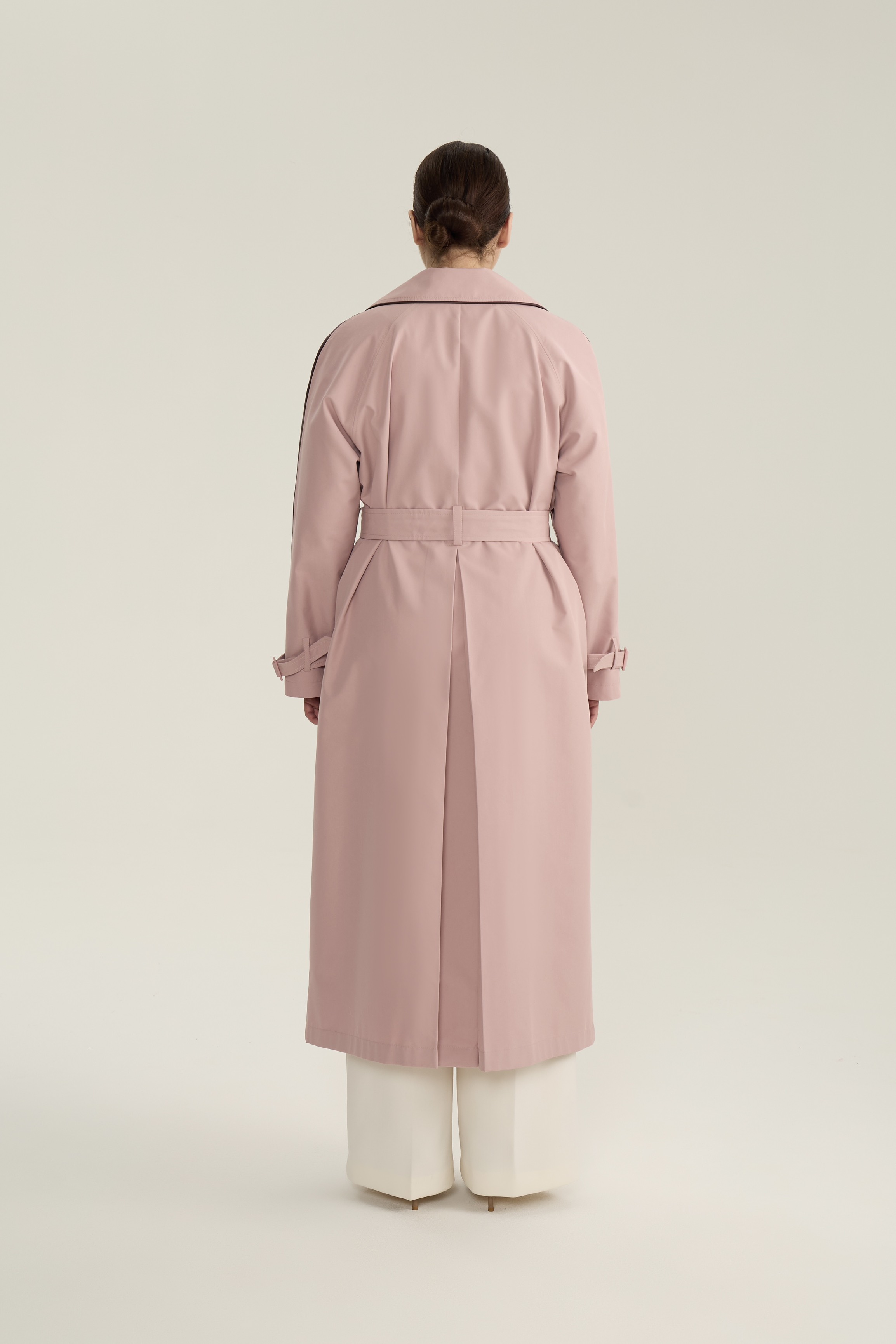 Тренч двубортный с отделкой, пудра