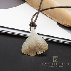 Кулон "Лист Гинкго" из медового нефрита.