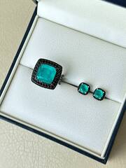 40065- Роскошное кольцо из серебра с кварцем цвета параиба и черными микроцирконами