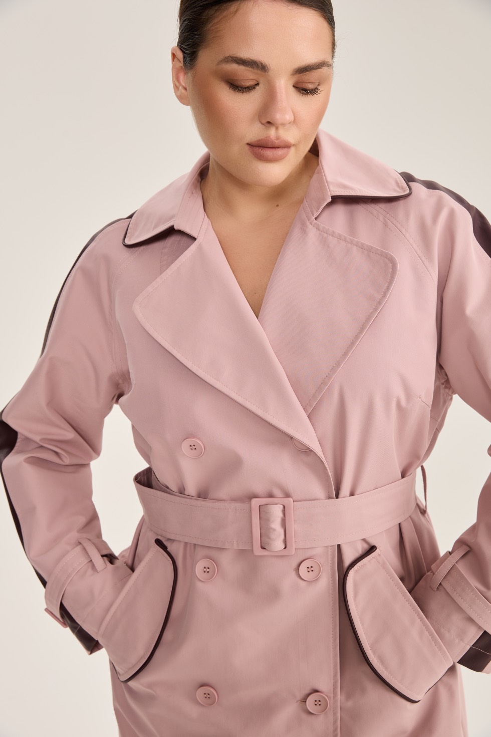 Тренч двубортный с отделкой, пудра