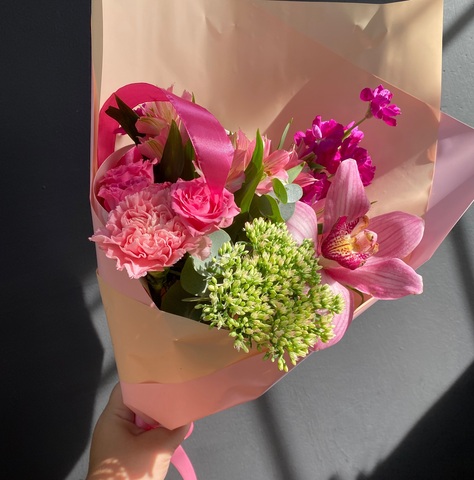 Букет ярко-розовый из кустовой розы, альстромерии и седума