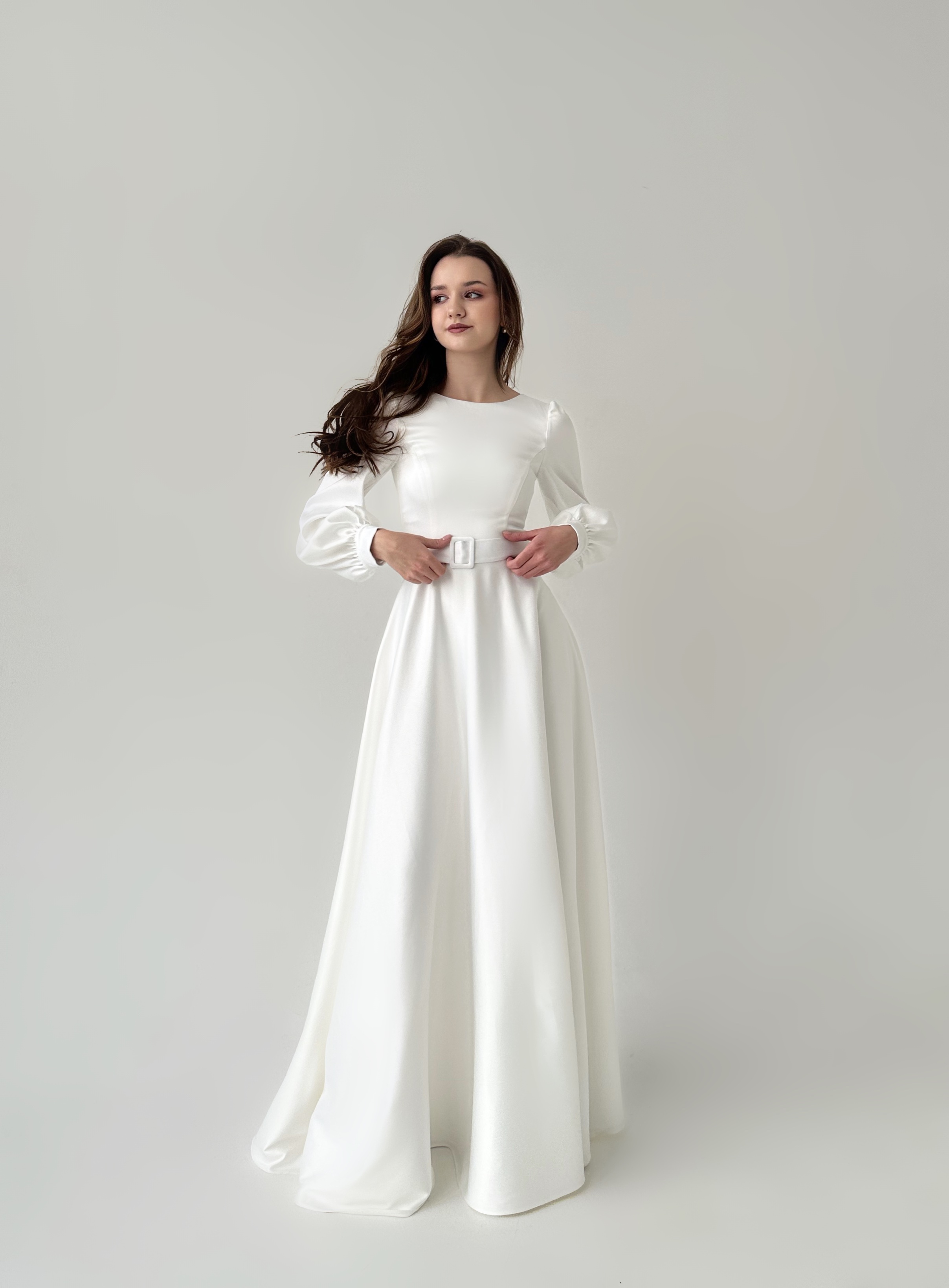 Свадебное нарядное платье с поясом и открытой спиной (молочный)
