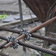 Пластиковые фиксаторы не только упрощают и ускоряют процесс заливки, но и гарантируют стабильное положение арматурного каркаса, или сетки внутри бетона, после снятия опалубки.