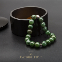 Четки из зеленого нефрита. 18 бусин, 12 мм.