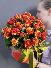 Коробка с кустовыми розами сорта "Fire flash"