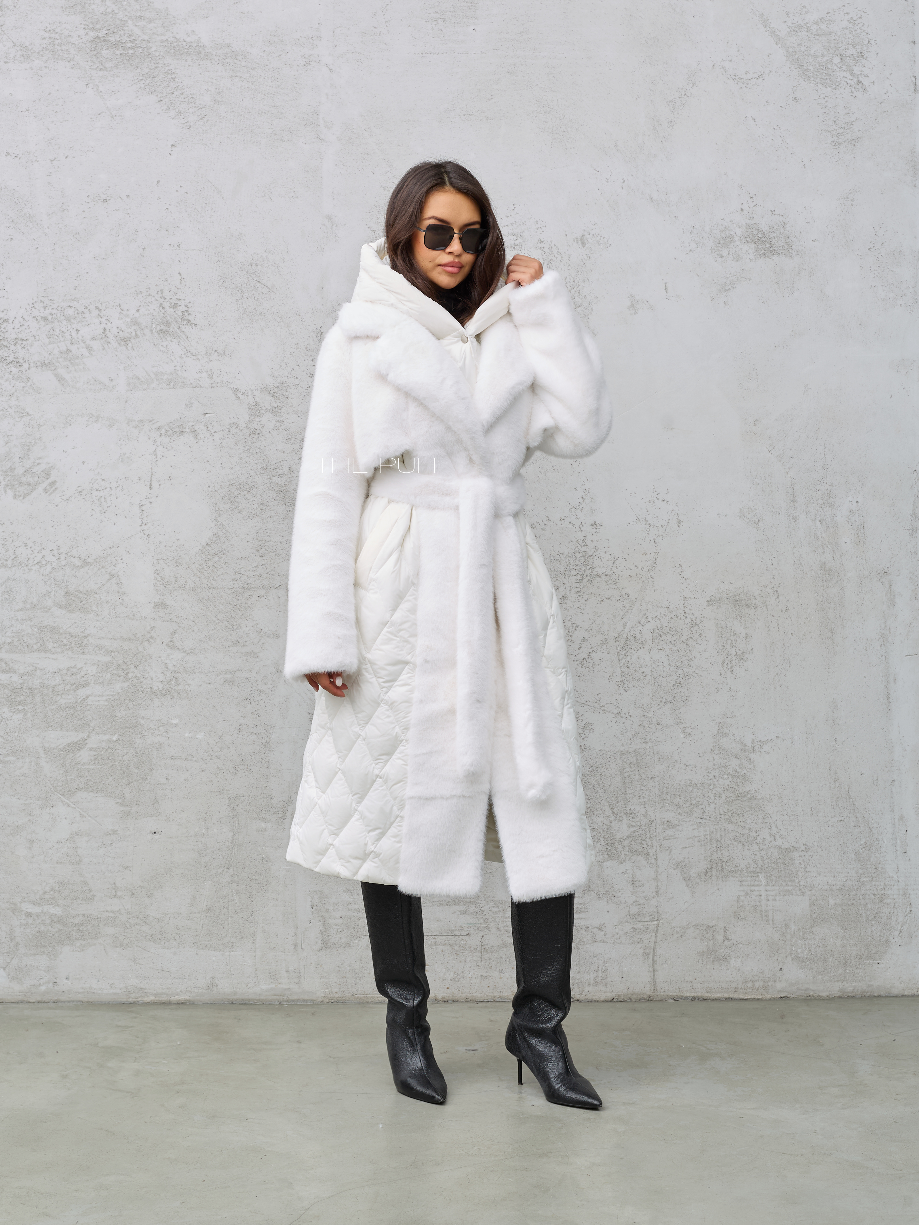 Белый комбинированный пуховик с капюшоном и поясом