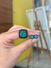 40065- Роскошное кольцо из серебра с кварцем цвета параиба и черными микроцирконами