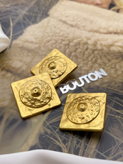 Пуговицы Скиапар. квадратные матовое золото с рельефными деталями