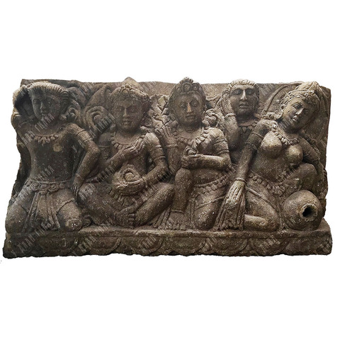 Королевская семья и Бодхисаттва. Барельеф храма Боробудур (о. Ява). Стилизован под IX в. Туф.