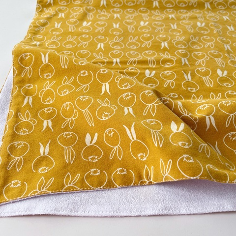 Непромокаемая пеленка из теплого хлопка "Зайки горчица"