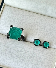 81891- Серьги-пусеты из серебра с кварцем цвета параиба и черными  фианитами