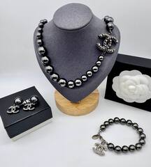 20199-braslet-chanel-iz-chernogo-zhemchuga-s-podveskoj