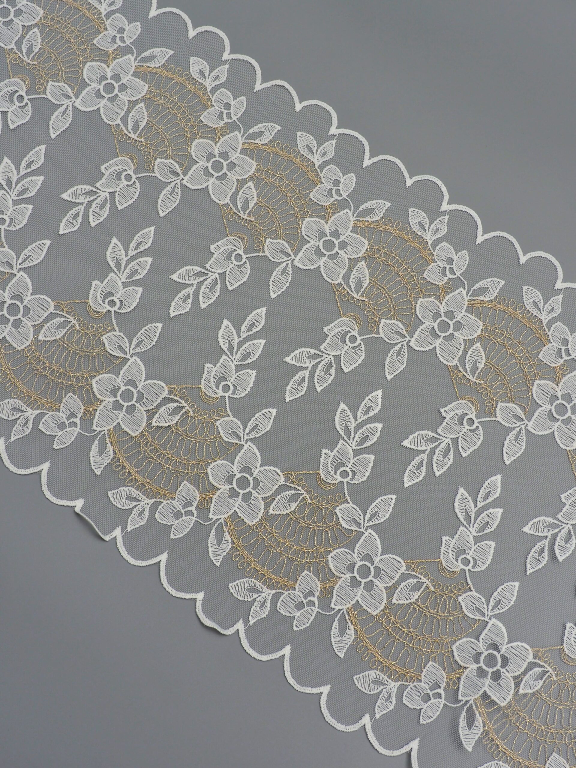 Вышивка на сетке белая с золотым люрексом неэластичная ширина 25 см