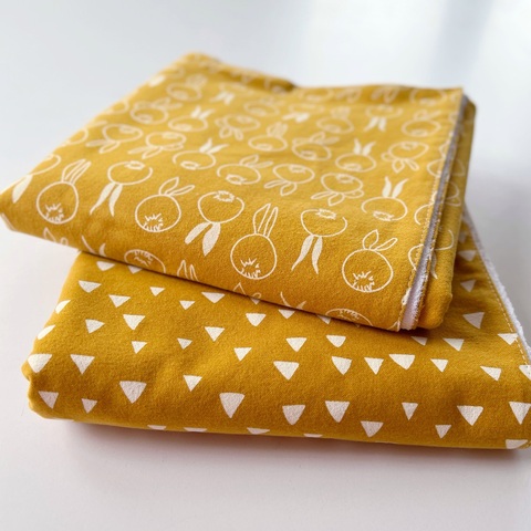 Непромокаемая пеленка из теплого хлопка "Зайки горчица"
