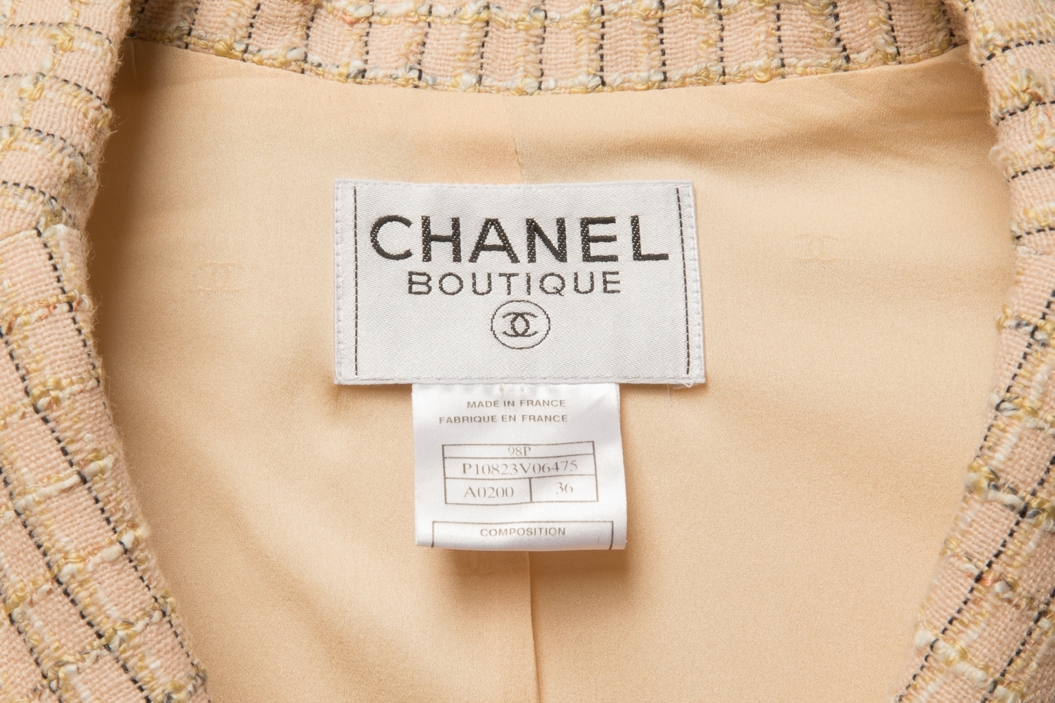 Классический удлиненный жакет из твида бежевого цвета от Chanel, 36 размер.