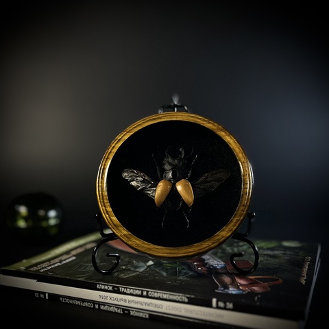 Композиция в рамке на подставке