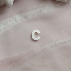 Буква C, перламутр, 10 мм, 1 шт, П651