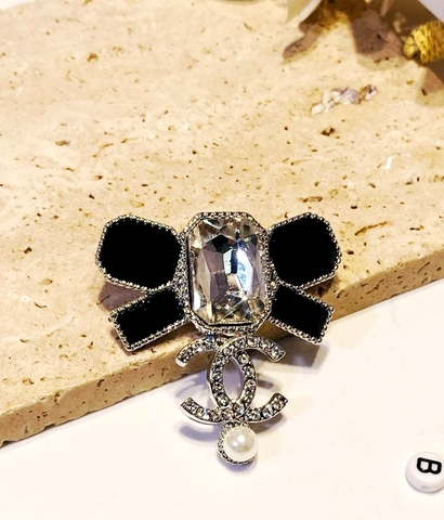 Брошь логотип с подвеской бант style by CHANEL
