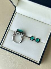 40065- Роскошное кольцо из серебра с кварцем цвета параиба и черными микроцирконами