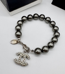 20199-braslet-chanel-iz-chernogo-zhemchuga-s-podveskoj