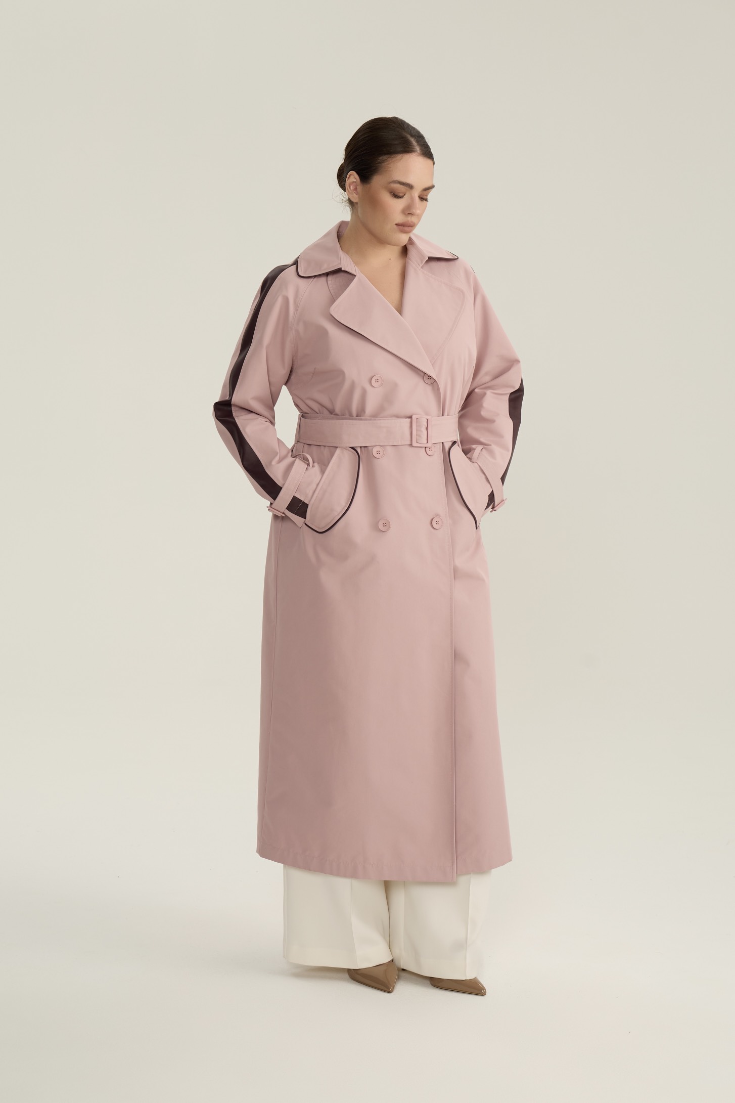 Тренч двубортный с отделкой, пудра