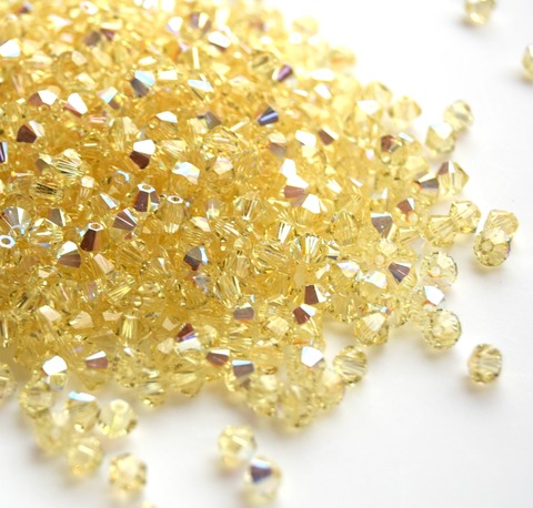 Биконусы 4мм Сваровски Бледно-желтый радужный / Jonquil AB