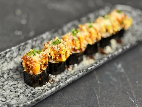 Ролл с лососем терияки, снежным крабом и снегом из пармезана